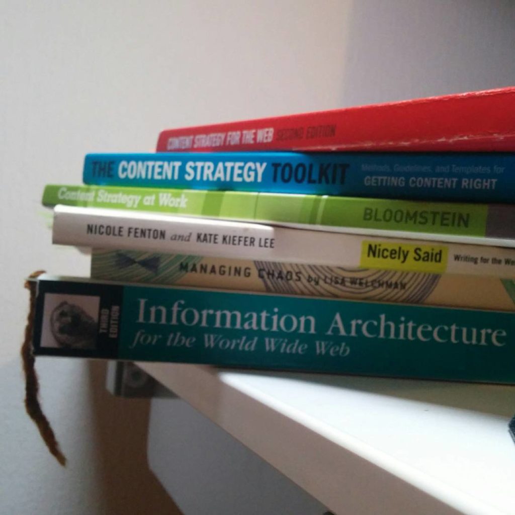 Pile de livres sur la stratégie de contenu et l'architecture de l'information sur un bureau.